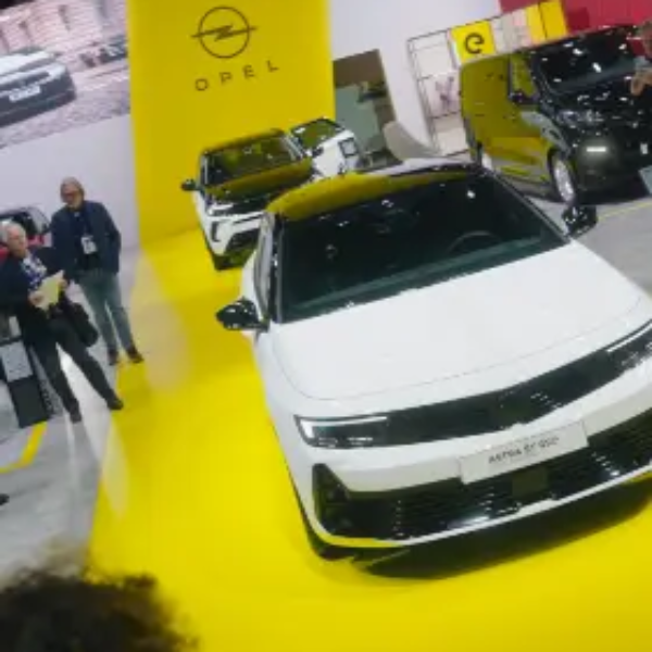 Opel Astra GSe at Brussels Motor Show 2023 by Jordan Vanderstraeten